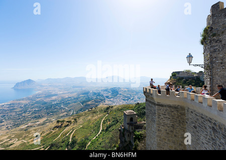 Vista sulla costa dalla torretta Pepoli, Erice Trapani regione nel nord ovest della Sicilia, Italia Foto Stock