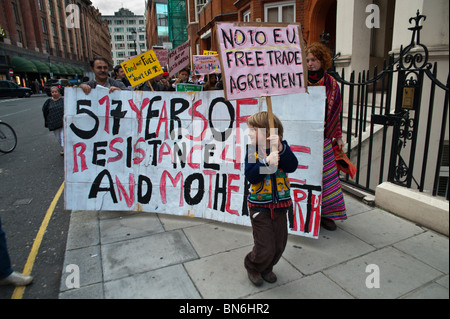 Ragazzo con targhetta porta il banner rilevando 517 anni di resistenza poiché Columbus a Londra la mobilitazione per la Madre Terra Foto Stock