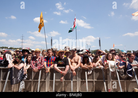 La folla presso il festival di Glastonbury 2010 Foto Stock