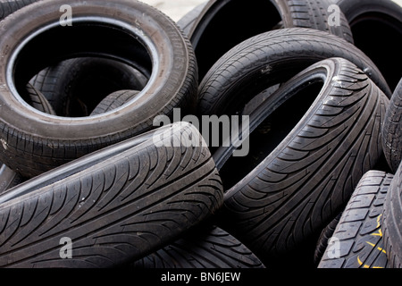 Pila di auto usate di pneumatici Foto Stock
