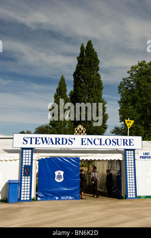 L'entrata principale per gli stewards involucro a Henley Royal Regatta sul Fiume Tamigi la mattina presto Foto Stock