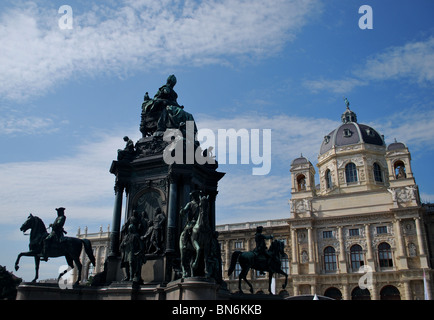 Un monumento all'Imperatrice Maria Teresa e Naturhistorisches Museum Wien (Museo di Storia Naturale di Vienna) Foto Stock