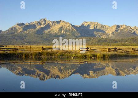 Riflessioni delle montagne a dente di sega, montagne rocciose, Idaho, Stati Uniti d'America Foto Stock