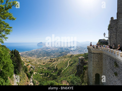 Vista sulla costa dalla torretta Pepoli, Erice Trapani regione nel nord ovest della Sicilia, Italia Foto Stock