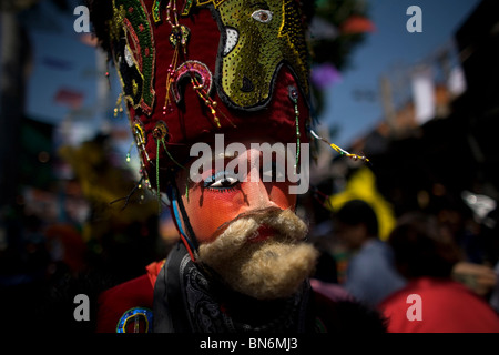 Un ballerino Chinelo esegue durante i festeggiamenti del carnevale in Yautepec, Messico Foto Stock