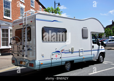 Moderno Ace Fiat Camper van la guida attraverso la città, Pershore, Worcestershire, England, Regno Unito Foto Stock