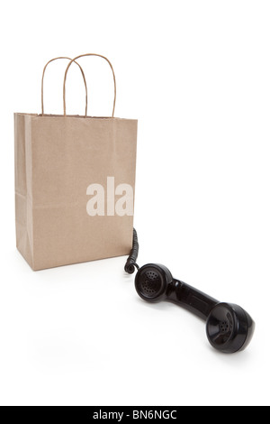 Carta marrone shopping bag e telefono con sfondo bianco Foto Stock