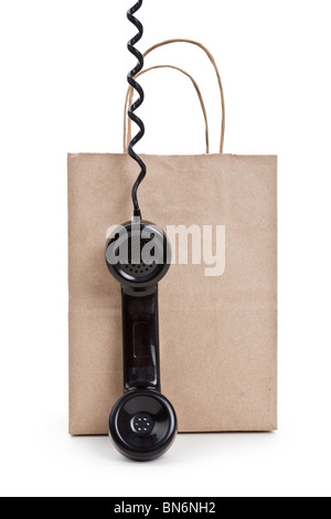 Carta marrone shopping bag e telefono con sfondo bianco Foto Stock