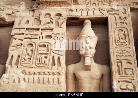 Una chiusura di una statua del faraone Ramses 2, cartouches e geroglifici; il tempio di Nefertari, Abu Simbel Egitto superiore Foto Stock