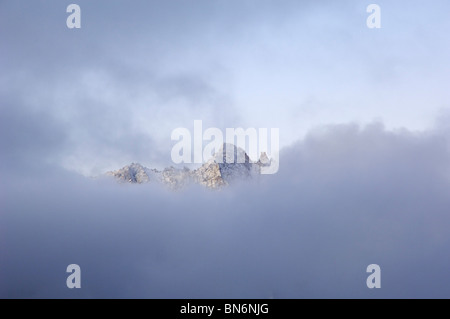 Misty alba sul lago di sebaste, montagne a dente di sega, montagne rocciose, Idaho, Stati Uniti d'America Foto Stock