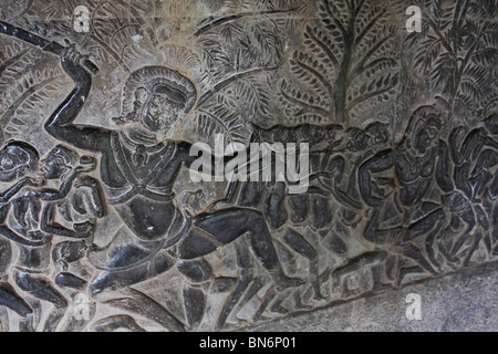 Dettaglio del bassorilievo in una delle gallerie esterna di Angkor Wat, Cambogia Foto Stock