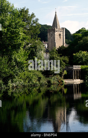 Chiesa della Santa Trinità e il fiume Avon, Bradford on Avon, Wiltshire, Inghilterra, Regno Unito Foto Stock