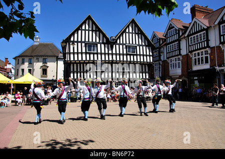 Cotswolds Morris dancing display, Piazza del Mercato, Evesham, Worcestershire, England, Regno Unito Foto Stock
