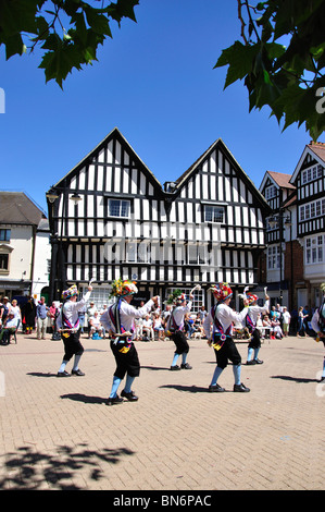 Cotswolds Morris dancing display, Piazza del Mercato, Evesham, Worcestershire, England, Regno Unito Foto Stock
