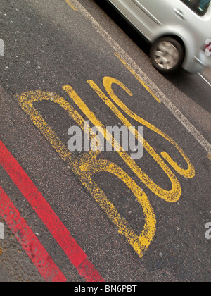 Corsia degli autobus e percorso rosso linee dipinta su una strada nel nord di Londra Inghilterra REGNO UNITO progettato per mantenere lo spostamento del traffico Foto Stock