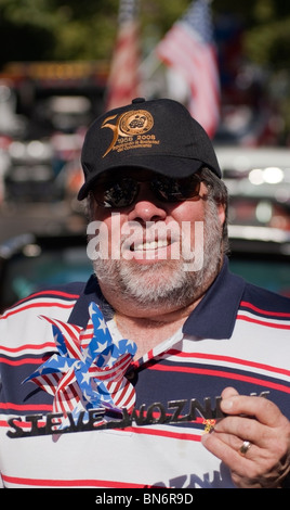 Steve Wozniak, Apple Inc. co-fondatore era il Grand Marshall nel 2010 rosa, bianco e blu il 4 luglio sfilata in San Jose, CA Foto Stock