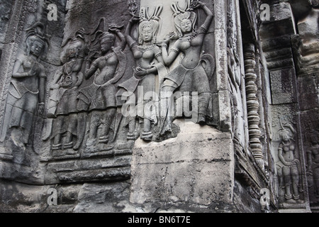 Devatas nel cortile interno di Angkor Wat, Cambogia. Foto Stock