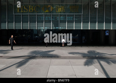 Hong Kong, Te Hong Kong Shanghai Bank nel centro di Hong Kong. Piano terra sotto l'edificio principale dalla banca HSBC. Foto Stock