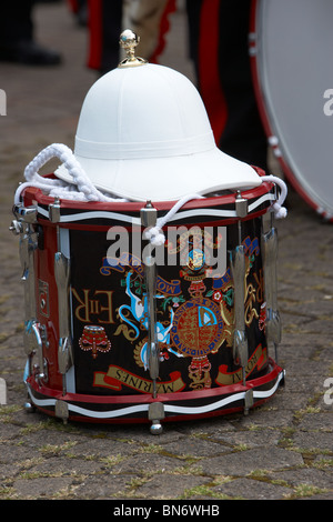 Il tamburo e il famoso casco bianco della banda di HM Royal Marines Scozia a forze armate giorno 2010 in Bangor County Down Foto Stock