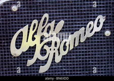 Alfa Romeo badge su Alfa Romeo classici a proprietari di club rally Foto Stock