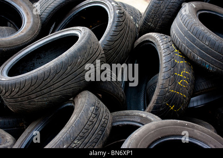 Pila di auto usate di pneumatici Foto Stock