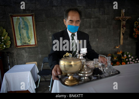 La Santa Messa presso la Basilica di Nostra Signora di Guadalupe durante l'influenza suina epidemy a Città del Messico il 2 maggio 2009. Foto Stock