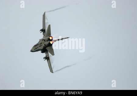 Un RAF Tornado jet in volo sopra il fiume Dart in Dartmouth, Devon. Foto Stock