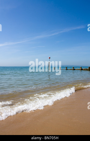 Barche a vela off Bournemouth Beach, Dorset in inglese costa sud in estate. Foto Stock