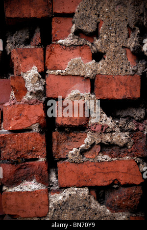 Un muro di mattoni e malta di sua crea un interessante pattern. Foto Stock