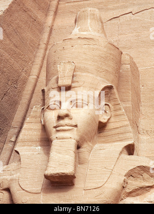 Antico Egitto; primo piano del Capo di una delle statue di Ramses II al Grande Tempio, Abu Simbel, Alto Egitto, Africa Foto Stock