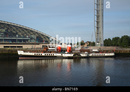 Waverley Paddle Steamer ormeggiava accanto al Science Center sul fiume Clyde, Pacific Quay, Glasgow, Scozia, Regno Unito Foto Stock