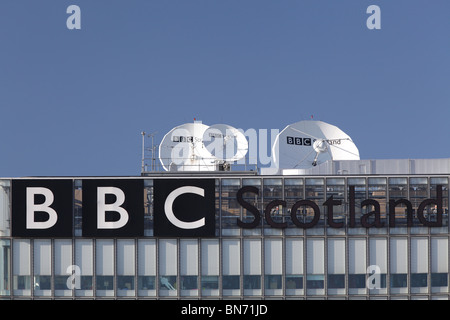 BBC Scotland firma e piatti satellitari nell'edificio della sede centrale di Pacific Quay a Glasgow, Scozia, Regno Unito Foto Stock