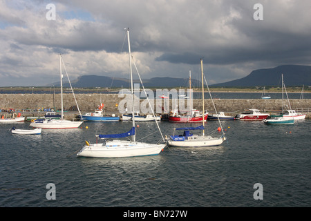 Una serata di sole in Mullaghmore con sole attraverso Mullaghmore Harbour, Mullaghmore, nella contea di Sligo Irlanda Foto Stock