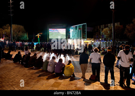 Il tedesco e il serbo sostenitori guardando la Germania v Serbia World Cup 2010 gioco al Northbridge Piazza Soccer sito Live Foto Stock