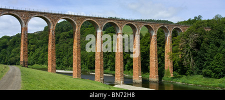 Leaderfoot viadotto ferroviario oltre il fiume tweed in Scottish Borders Foto Stock