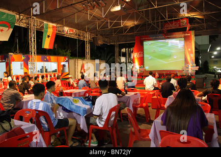 La gente guarda la Coppa del Mondo 2010 in Bangkok Foto Stock