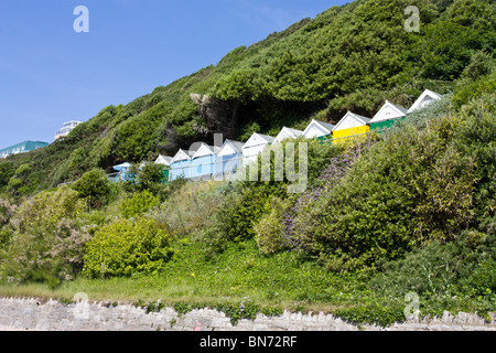 Cabine sulla spiaggia, off Bournemouth Beach, Dorset in inglese costa sud in estate. Foto Stock