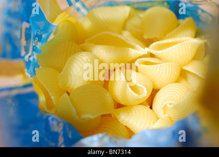 Un pacchetto di conchiglie rigate pasta conchiglie. Foto Stock