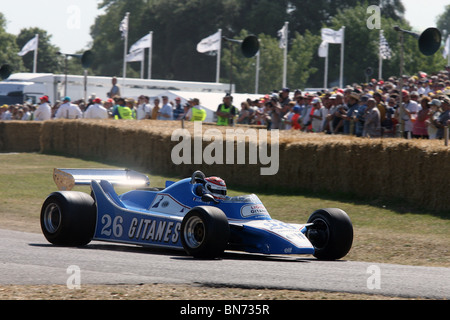 Una Ligier F1 auto velocizza la collina fino al Festival di Goodwood di velocità 2010. Foto Stock