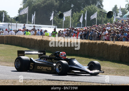 Jarno Trulli aziona una Lotus F1 auto su per la collina fino al Festival di Goodwood di velocità 2010. Foto Stock