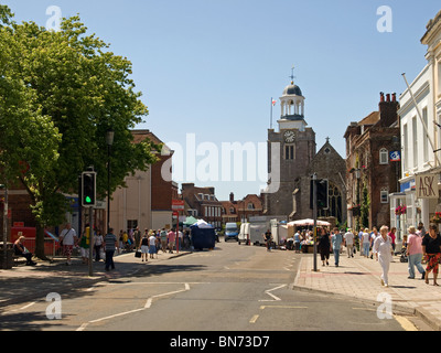 Vista dalla cima di Lymington High Street Hampshire REGNO UNITO Inghilterra guardando verso la chiesa di San Tommaso sul giorno di mercato Foto Stock