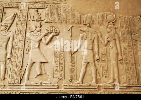 Bassorilievo sculture in alabastro del faraone facendo offerte a Sobek e ISIS, il Tempio di Horus e Sobek, Kom Ombo, Alto Egitto Foto Stock