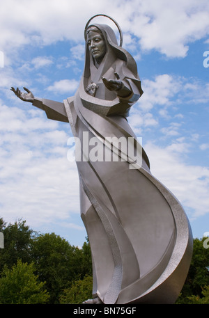 Acciaio inossidabile Vergine Maria statua che si trova nella città di Sioux, Iowa Foto Stock