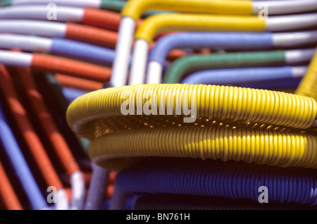 Close-up di un mucchio di sedie al di fuori di una caffetteria nel sud della Francia Foto Stock