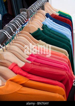 Rack di magliette colorate appendere fuori moda boutique in bohemien quartiere Friedrichshain di Berlino Germania Foto Stock