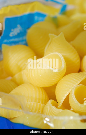 Un pacchetto di conchiglie rigate pasta conchiglie. Foto Stock