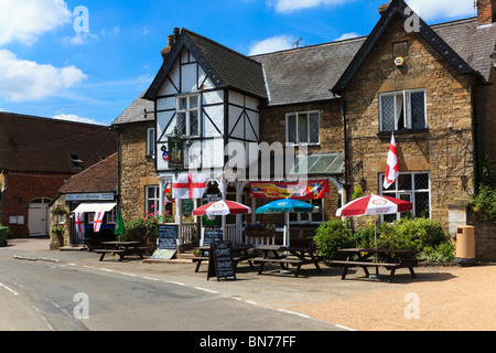 Le tre gru public house nel centro del villaggio di Turvey, Bedfordshire, Regno Unito Foto Stock