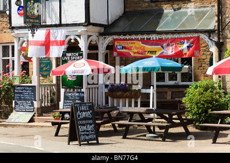 Le tre gru public house nel centro del villaggio di Turvey, Bedfordshire, Regno Unito Foto Stock