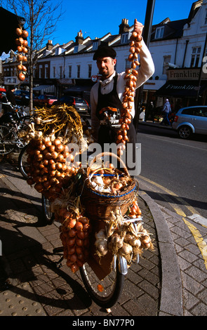 Venditore francese di cipolle con push bike a Lordship Lane, Dulwich SE22 il sabato giorno del mercato, sud-est di Londra, Inghilterra, Regno Unito Foto Stock