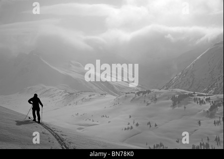 Un backcountry rider sorge su un crinale Turnagain Pass, Alaska Foto Stock